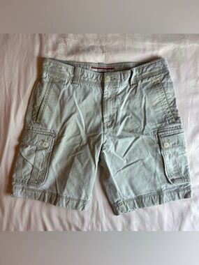Tommy Hilfiger Khaki Cargo Shorts – Size 32